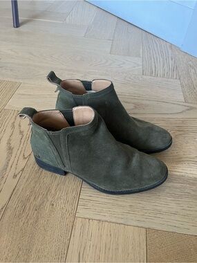 Ugg Women's Olive Suede Ankle Boots - Classic Chelsea Style